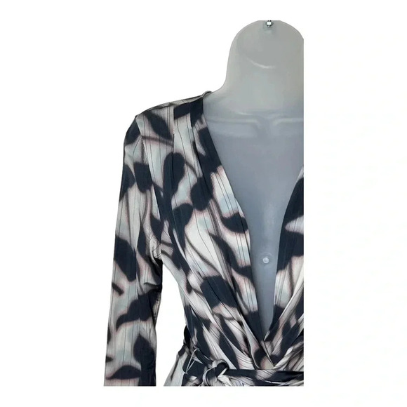 1298. BCBG MAXAZRIA WRAP DRESS WITH TIE SIZE XSMALL‎ UNIQUE PATTERN PLUNGE NECK - Picture 3 of 9